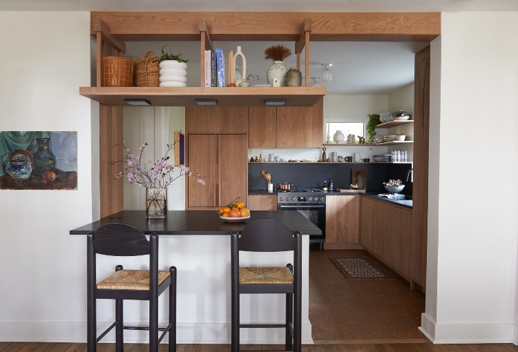 Moderna kuhinja sa drvenim elementima koji povećavaju udobnost i toplinu